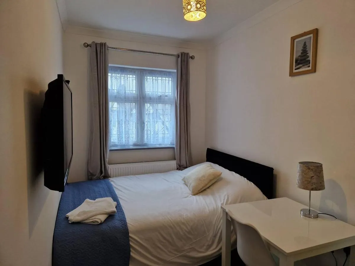 Starlet Property Wanstead 0*,